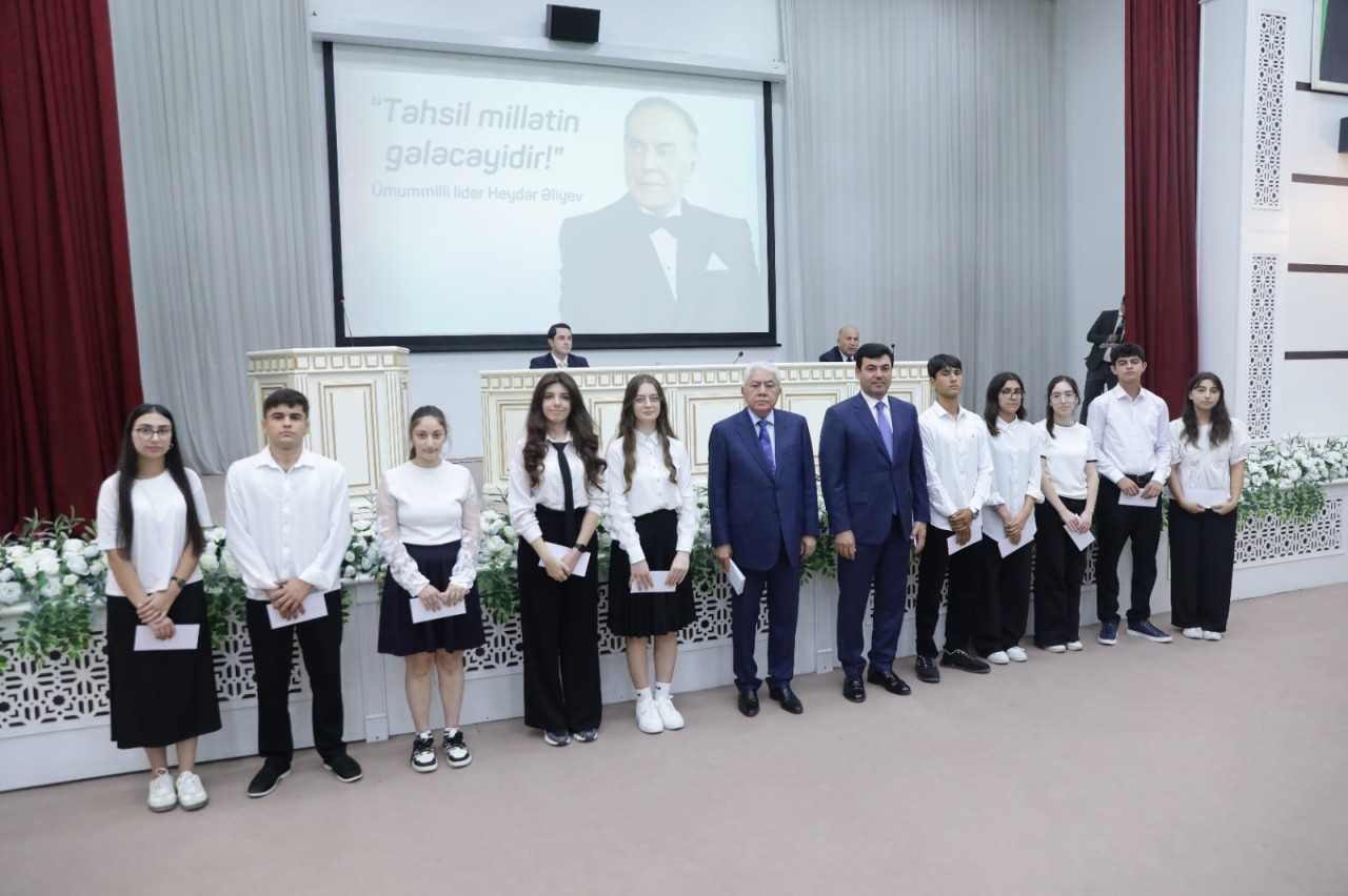 Deputat Ağalar Vəliyev Xaçmazda yüksək balla qəbul olan tələbələri mükafatlandırdı - FOTOLAR
